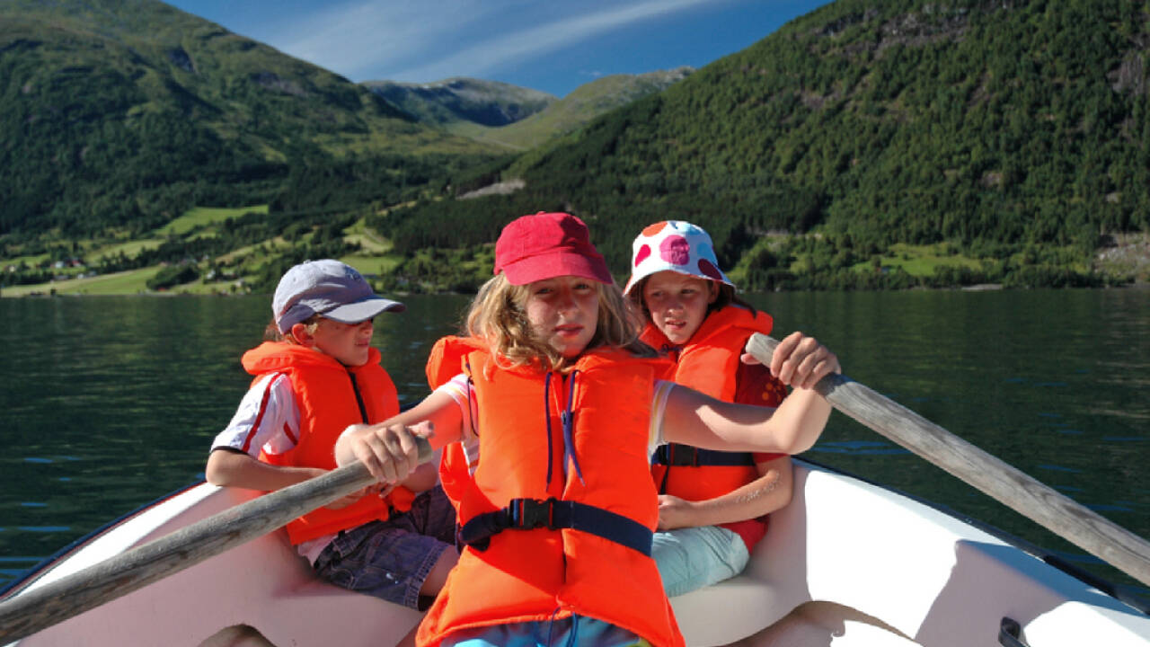 På hotellet er det muligt at leje kanoer om sommeren, så I kan sejle en tur på søen.