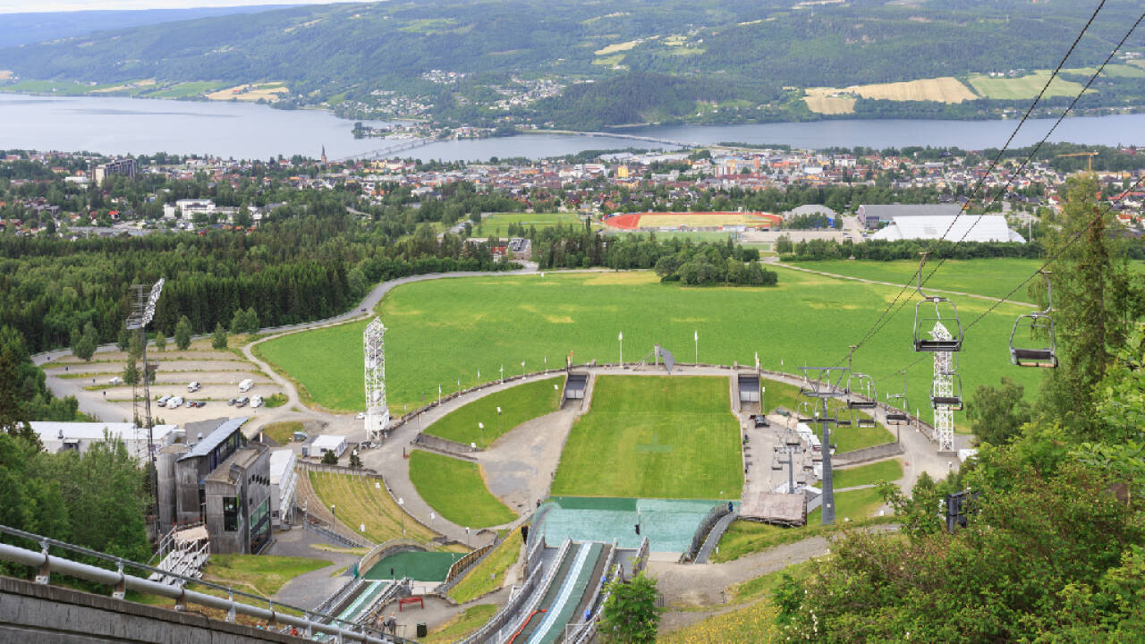Hotellet ligger rett nord for Lillehammer. Her kan dere ta turen til Olympiaparken eller besøke Maihaugen, blant annet.