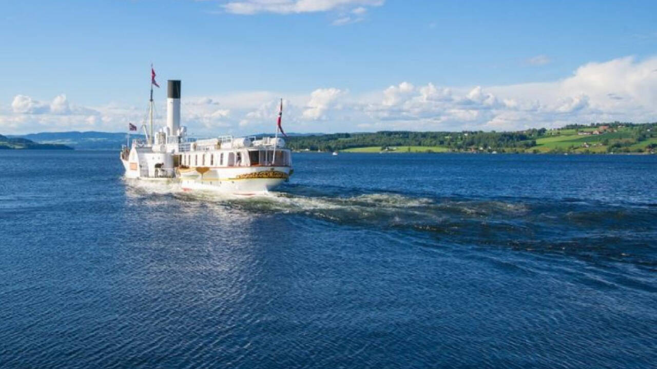 Tag på sejltur med skibet Skiblanderen og oplev det flotte, norske sølandskab langs Mjøsa-søen.