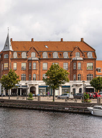 Machen Sie eine kurze Fahrt nach Skælskør und genießen Sie die lebhafte Hafenatmosphäre.
