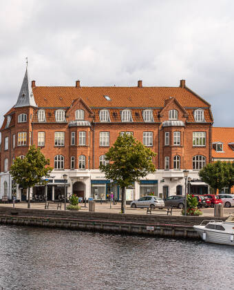 Tag en kort køretur til Skælskør og oplev den livlige havnestemning.