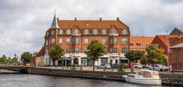Ta en kort kjøretur til Skælskør og nyt den livlige havnemiljøet.