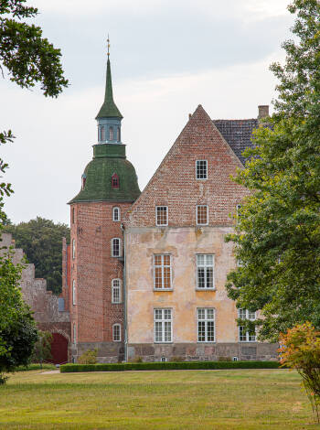 Utforska Holsteinborg Gods, en imponerande herrgård som besöktes av Hans Christian Andersen.