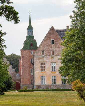 Utforska Holsteinborg Gods, en imponerande herrgård som besöktes av Hans Christian Andersen.