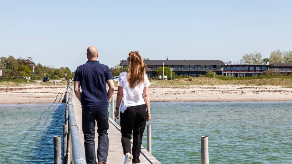 Kobæk Strand ligger på første rad ned mot vannet. Husk badetøyet hvis været tillater det.
