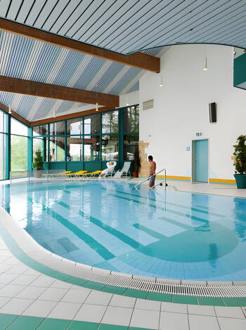 Koppla av i wellnessområdet med bastu, pool och massage.