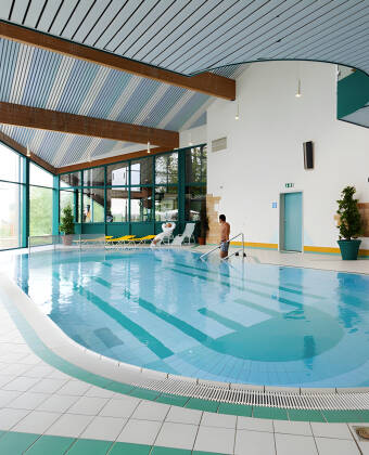 Koppla av i wellnessområdet med bastu, pool och massage.