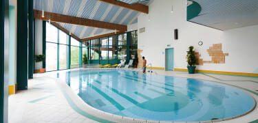 Gäste können im Wellnessbereich mit Sauna, Schwimmbad und Massagen entspannen.