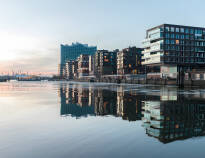 Upplev den välkända stadsdelen HafenCity med packhus och moderna byggnader längs med kanalerna.