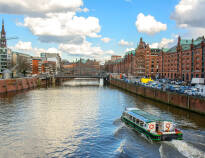 Machen Sie einen Ausflug mit Freunden in die alte Speicherstadt von Hamburg. Erleben Sie die Metropole vom Wasser aus.