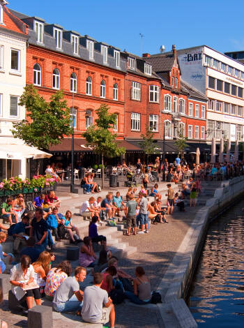 Njut av en uppfriskande drink i hotellets mysiga bar efter en upplevelserik dag.