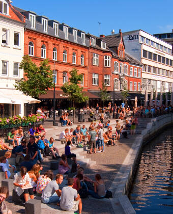 Aarhus frister med gode shoppingmuligheter, koselige kaféer og et bredt utvalg av street food.