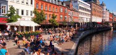 Aarhus frister med gode shoppingmuligheter, koselige kaféer og et bredt utvalg av street food.
