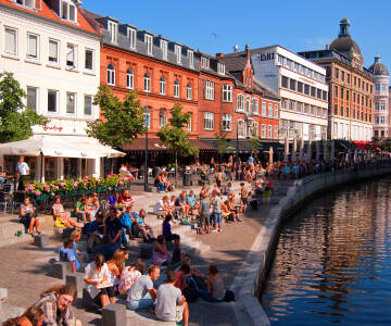 Aarhus frister med gode shoppingmuligheder, hyggelige kaffebarer og et bredt udvalg af street food.