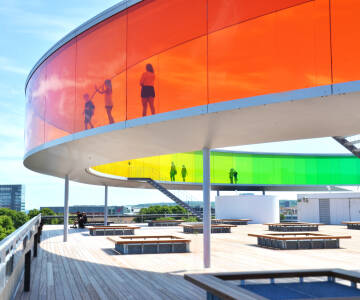 Tag turen op i den ikoniske Rainbow Panorama og oplev byen fra oven.
