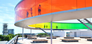 Tag turen op i den ikoniske Rainbow Panorama og oplev byen fra oven.