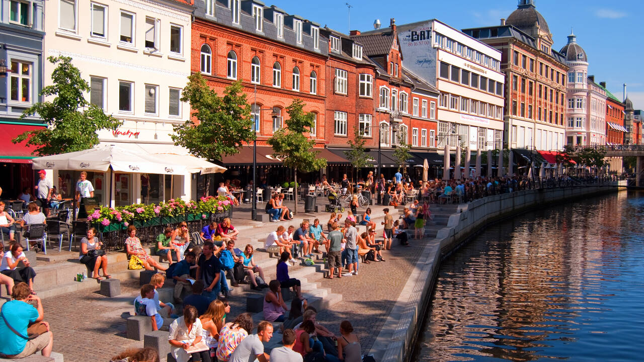Njut av en uppfriskande drink i hotellets mysiga bar efter en upplevelserik dag.