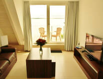 Strandhotel Dranskes værelser og suiter har moderne bekvemmeligheder og en fantastisk udsigt.