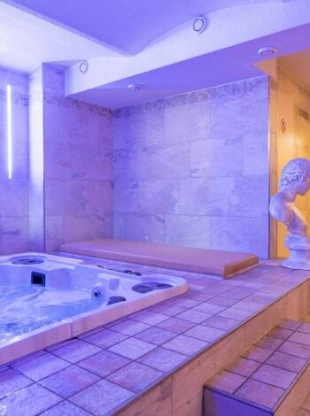 Koppla av i ett mysigt wellnessområde med inomhuspool och sauna.