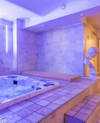 Slap af i et hyggeligt wellnessområde med indendørs pool og sauna.
