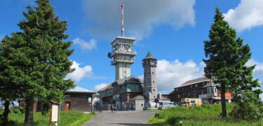 Connect to main hiking routes leading to the Ore Mountains’ highest peaks, including Klínovec.