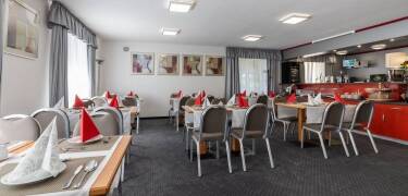 Nyd en menu med bøhmiske og internationale kulinariske specialiteter.