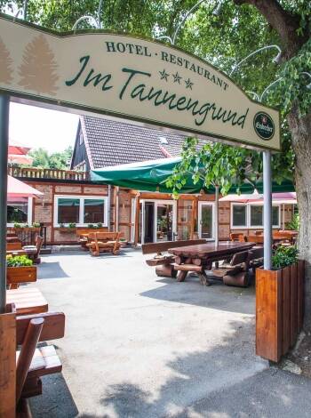 Hotellets traditionella ölterrass är den perfekta platsen för en kall lokal öl.