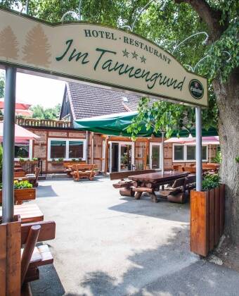 Hotellets traditionelle ølhave er det perfekte sted at nyde en kold lokal øl.