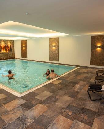 Njut av ett uppfriskande dopp utomhus på sommaren eller koppla av inomhus med pool och bastu – här är det enkelt att må bra året runt.