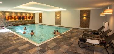 Njut av ett uppfriskande dopp utomhus på sommaren eller koppla av inomhus med pool och bastu – här är det enkelt att må bra året runt.