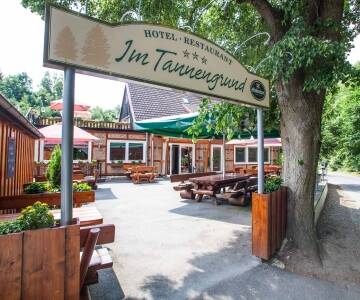 Der traditionelle Biergarten des Hotels ist der perfekte Ort für ein kühles Bier aus der Region.