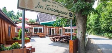 Der traditionelle Biergarten des Hotels ist der perfekte Ort für ein kühles Bier aus der Region.