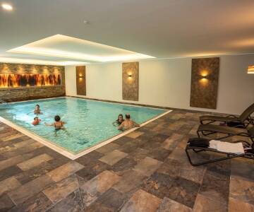 Genießen Sie im Sommer ein erfrischendes Bad im Freien oder entspannen Sie sich drinnen mit Pool und Sauna – Wellness ist hier das ganze Jahr über ein Kinderspiel.