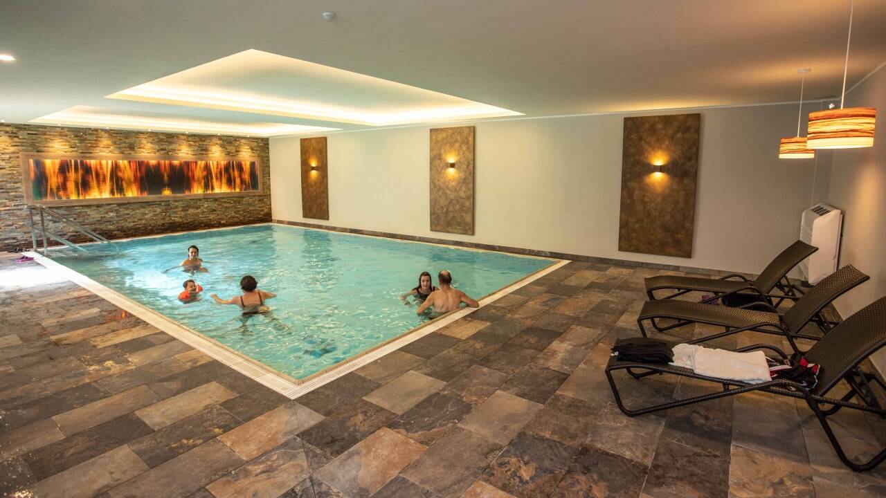 Nyd en forfriskende dukkert udendørs om sommeren, eller slap af indendørs i swimmingpoolen og saunaen – her er det nemt at holde sig i form året rundt.