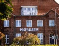 I 2015 ble Postgårdens bygninger kåret til årets hus i Holsted. Her venter dere en hyggelig miniferie i flotte omgivelser fyltt med sjel og historie.