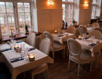 Make yourself comfortable in the cosy restaurant Det Blå Tog, where dinner is served in an atmospheric setting.