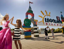 Tag hele familien med til en sjov dag i Legoland, som ligger blot en halv times kørsel fra hotellet.