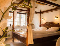 Hotellet har 15 charmerende værelser, som er individuelt indrettet baseret på historier eller betydningsfulde personligheder.