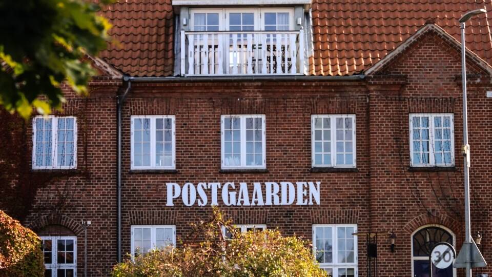 År 2015 utnämndes Postgårdens byggnader till årets hus i Holdsted och här väntar en mysig semester i vacker omgivning