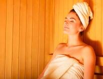 Här kan ni slappna av på hotellets trevliga wellness-avdelning där ni hittar både bastu och spa-duschar