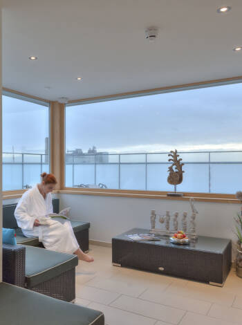 På systerhotellet Hafen Büsum kan du njuta av hälsoavdelningen utan extra kostnad.