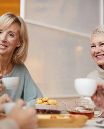 Pakken inkluderer en frisk frugt, en flaske vin og en daglig snak over kaffe og kage.