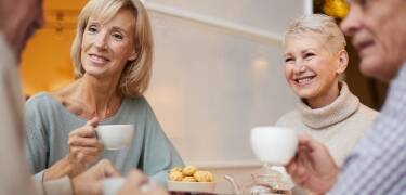 Pakken inkluderer en frisk frugt, en flaske vin og en daglig snak over kaffe og kage.