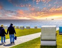 Büsums strandpromenad och stranden ligger bara några steg bort från hotellet.