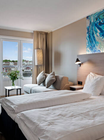 Många av de vackert och modernt inredda rummen har havsutsikt och vissa har också terrass eller balkong