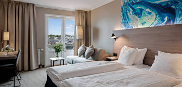 Mange af de flotte og moderne dobbeltværelser har udsigt til havet og findes både med og uden balkon eller terrasse