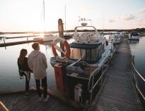 Tag på udflugt og udforsk f.eks. de maleriske svenske skærgårde med en romantisk bådtur