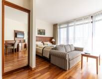 Die Zimmer des Hotels sind in vielen verschiedenen Kategorien erhältlich und bieten einen idealen Rahmen für Alleinreisende, Paare sowie große und kleine Familien.