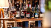 I det indbydende Vinotek, kan I nyde øl, vin og lækre måltider, og købe vinspecialiteter fra hele verden.