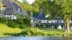 Hotellet har en suveræn placering direkte ved den idylliske sø, Bistensee, i den lille nordtyske by, Alt Duvenstedt.